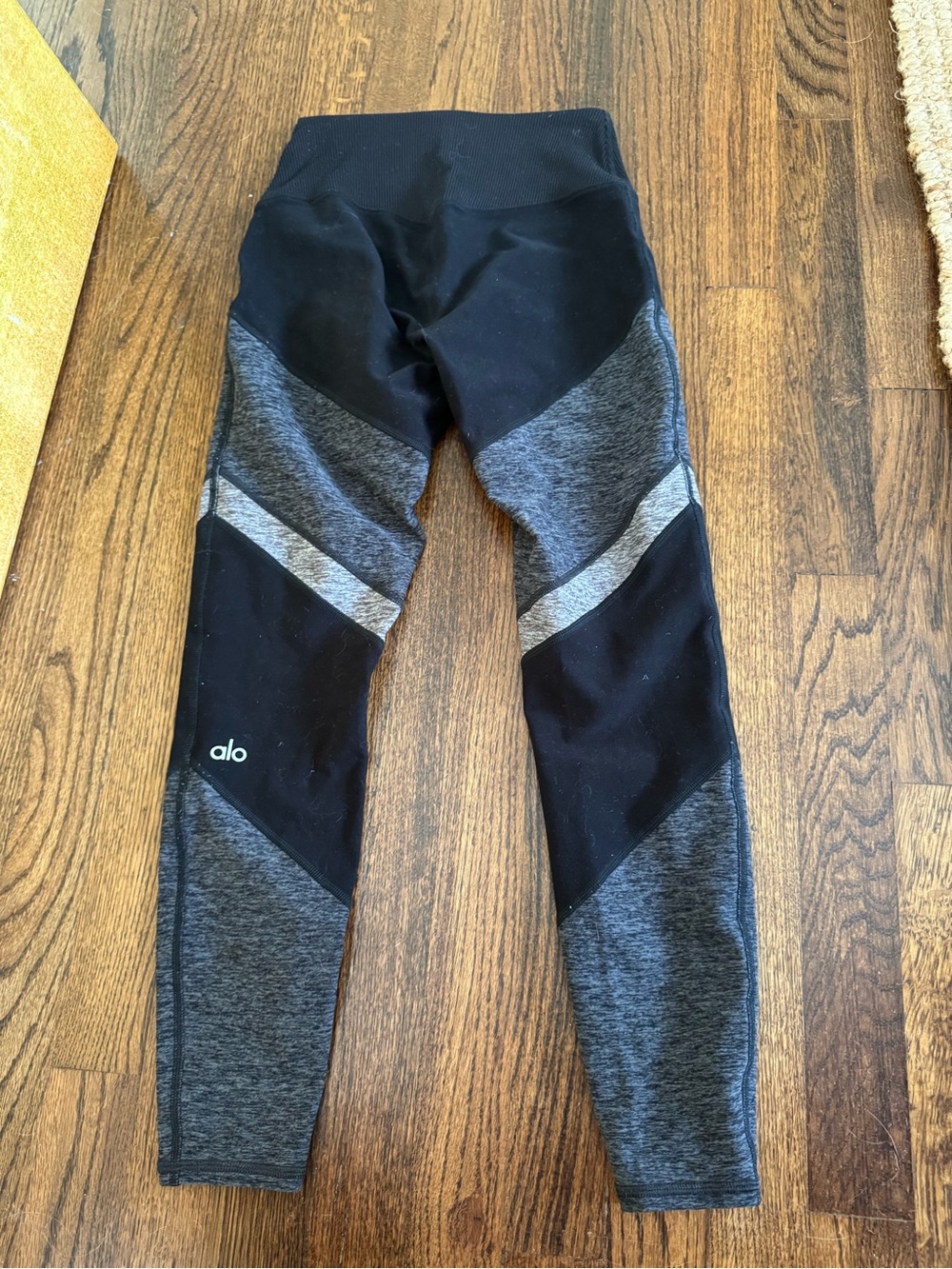 Alo Women’s Gray and Black Athletic Leggings Size XXS